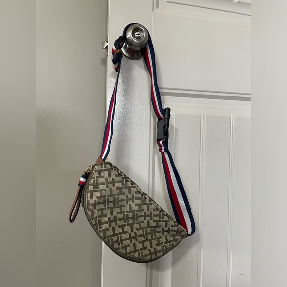 Tommy Hilfiger Belt Bag - Picture 2 of 3